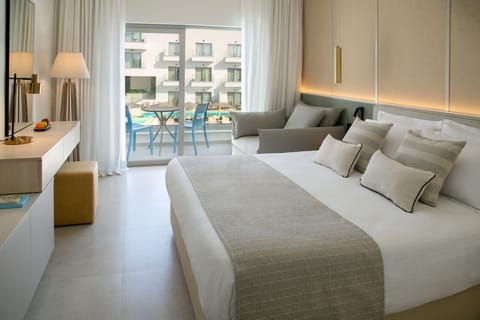 Superior Room Pool View | Free minibar, soundproofing, free WiFi, bed sheets