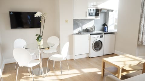 1 Bedroom Apartment (1 double bed and 1 sofa bed) | Private kitchenette | Fridge, microwave, stovetop, coffee/tea maker