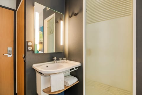 Standard Twin Room | Bathroom | Shower, free toiletries, hair dryer, towels