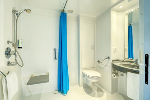 Standard Double Room | Bathroom | Shower, free toiletries, hair dryer, towels