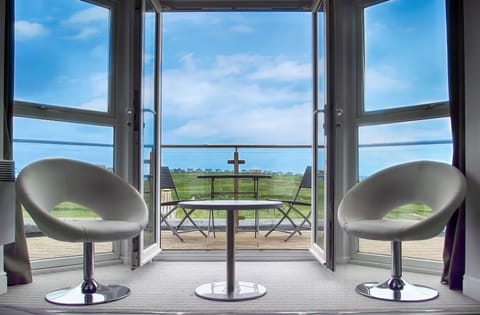 Suite, Sea View | Desk, free WiFi, bed sheets