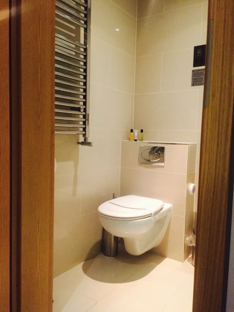 Classic Single Room | Bathroom | Shower, free toiletries, hair dryer, towels