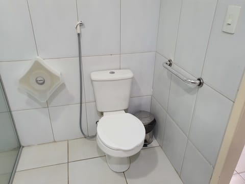 Standard 3 pessoas | Bathroom | Shower, free toiletries, towels, soap