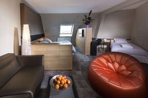 Family Room | Premium bedding, minibar, in-room safe, desk