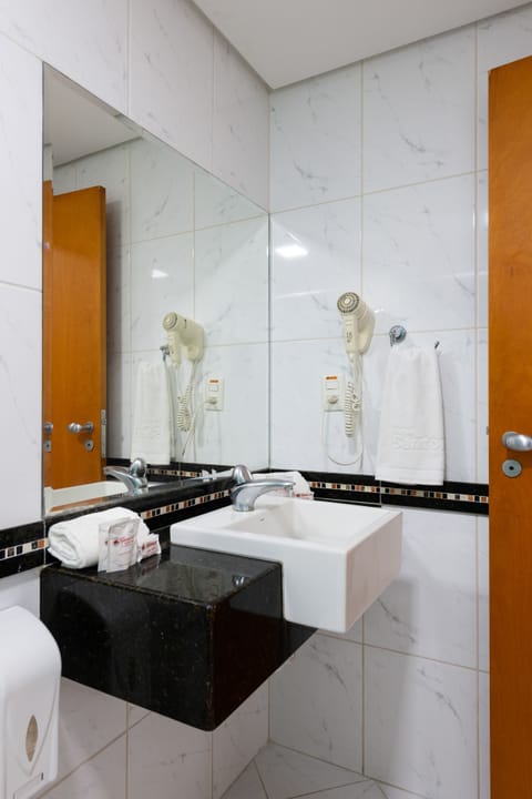 Superior Room | Bathroom | Shower, free toiletries, hair dryer, towels