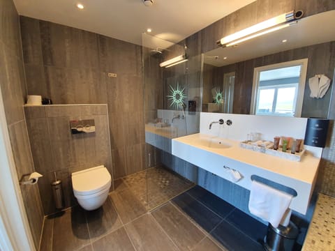 Junior Suite | Bathroom | Eco-friendly toiletries, hair dryer, towels