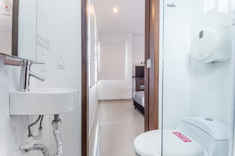 Standard Single Room | Bathroom | Shower, free toiletries, bidet, soap