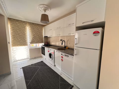 Deluxe Studio Suite | Private kitchen | Coffee/tea maker