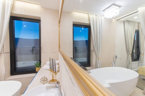 Luxury Double Room | Bathroom | Free toiletries, hair dryer, heated floors, towels