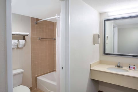 Combined shower/tub, free toiletries, hair dryer, towels