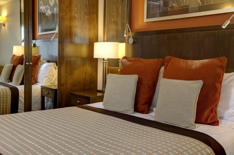 Executive Room, 1 Queen Bed, Non Smoking | Premium bedding, pillowtop beds, in-room safe, desk