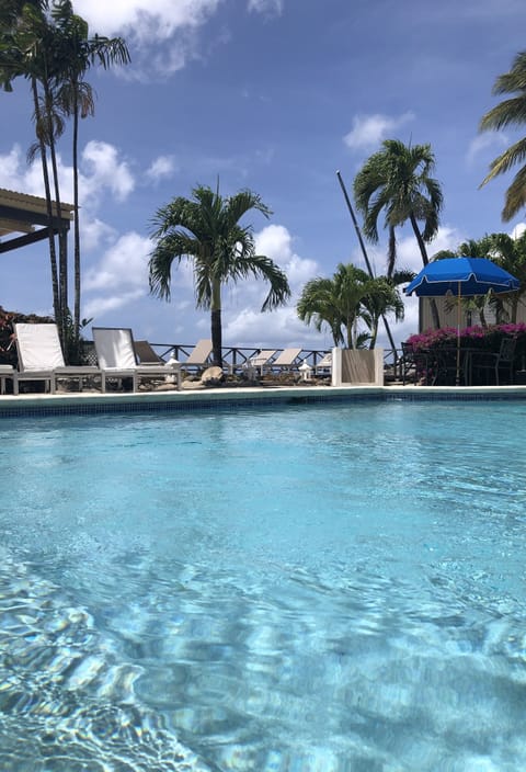 Outdoor pool, pool umbrellas, sun loungers