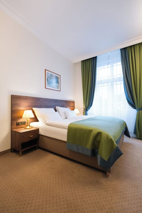 Comfort Double Room, Annex Building | Hypo-allergenic bedding, minibar, in-room safe, desk