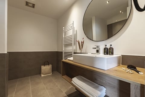 Junior Studio | Bathroom | Shower, hair dryer, towels, soap