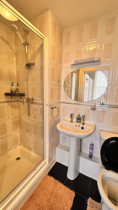 Double Ensuite | Bathroom | Free toiletries, hair dryer, towels