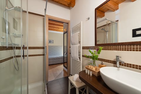 Triple Room | Bathroom | Shower, free toiletries, hair dryer, bidet