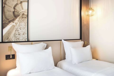 Premium bedding, desk, blackout drapes, soundproofing
