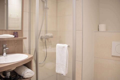 Premium bedding, desk, blackout drapes, soundproofing