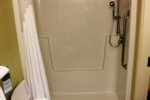 Combined shower/tub, free toiletries, hair dryer, towels