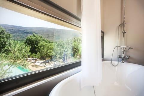 Double Room | Bathroom | Bathtub, deep soaking tub, free toiletries, hair dryer