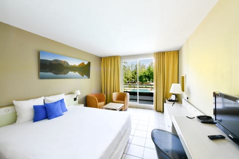 Room | Premium bedding, minibar, in-room safe, desk