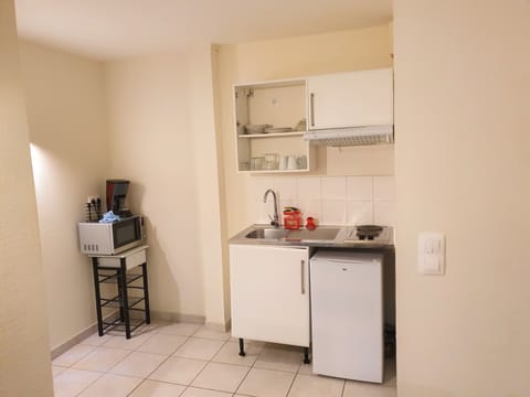 Apartment, 1 Bedroom | Private kitchen | Fridge, microwave, stovetop, cookware/dishes/utensils