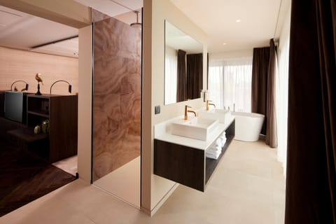 Presidential Suite | Bathroom | Hair dryer, towels, soap, shampoo