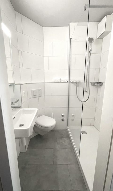 Combined shower/tub, hair dryer, towels