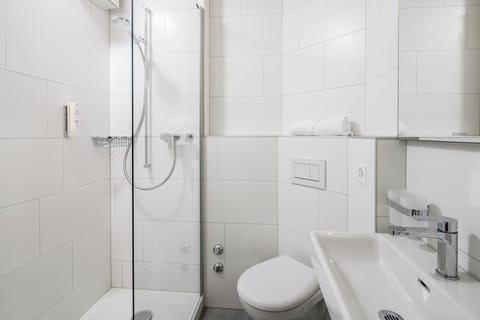 Combined shower/tub, hair dryer, towels