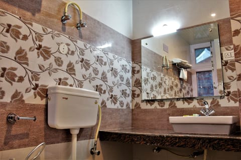 Deluxe Room | Bathroom | Shower, rainfall showerhead, free toiletries