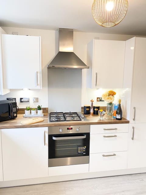 City Double Room | Private kitchen | Electric kettle, toaster, cookware/dishes/utensils, dining tables