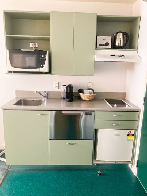 Standard Studio | Private kitchenette | Mini-fridge, microwave, stovetop, dishwasher