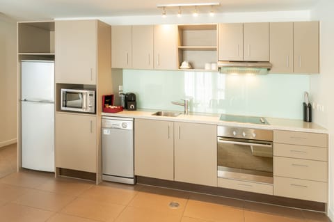 Suite, 1 Bedroom, Non Smoking, Balcony | Private kitchen | Microwave, oven, stovetop, dishwasher