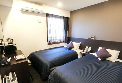 Premium bedding, desk, iron/ironing board, free WiFi