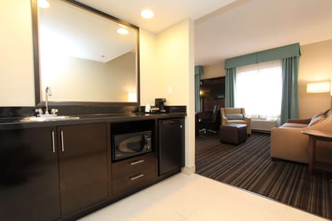 Studio Suite, 1 King Bed | Private kitchen | Fridge, microwave, coffee/tea maker