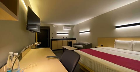 Comfort Studio Suite | Down comforters, in-room safe, blackout drapes, soundproofing