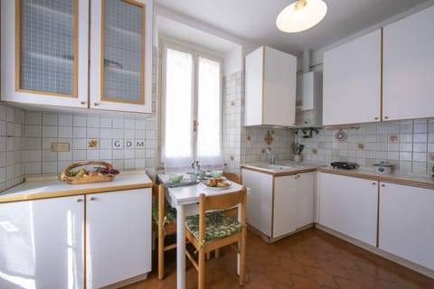 Family Apartment, 1 Bedroom (Easy Central Stresa private parking) | Private kitchen | Fridge, oven, stovetop, coffee/tea maker