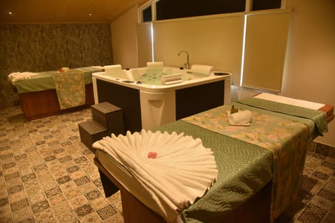 Couples treatment rooms, sauna, steam room, massages