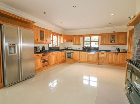 Cottage | Private kitchen | Dishwasher, electric kettle, toaster, cookware/dishes/utensils