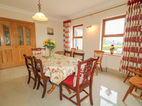 Cottage | Private kitchen | Dishwasher, electric kettle, toaster, cookware/dishes/utensils