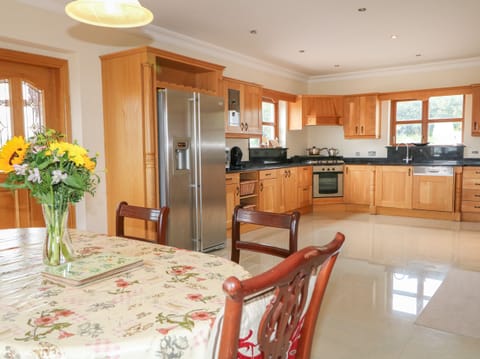 Cottage | Private kitchen | Dishwasher, electric kettle, toaster, cookware/dishes/utensils