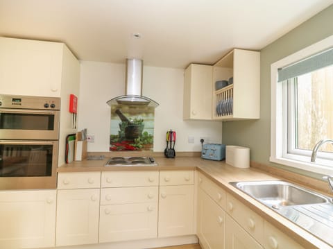 Cottage | Private kitchen | Fridge, dishwasher, electric kettle, toaster