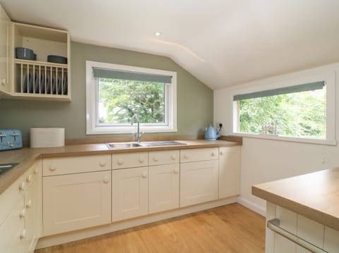 Cottage | Private kitchen | Fridge, dishwasher, electric kettle, toaster