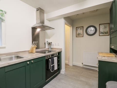 Cottage | Private kitchen | Fridge, electric kettle, toaster, cookware/dishes/utensils