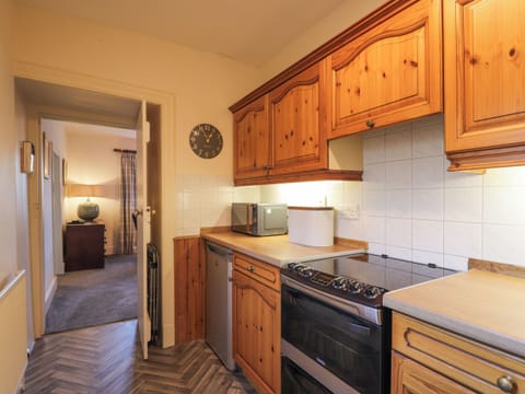 Cottage | Private kitchen | Fridge, electric kettle, toaster, cookware/dishes/utensils