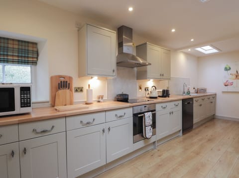 Cottage | Private kitchen | Fridge, dishwasher, electric kettle, toaster