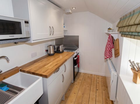 Cottage | Private kitchen | Fridge, electric kettle, toaster, cookware/dishes/utensils