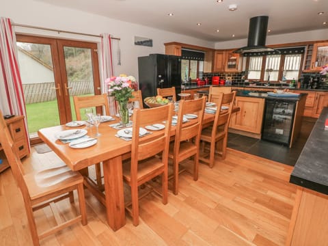 Cottage | Private kitchen | Fridge, dishwasher, electric kettle, toaster