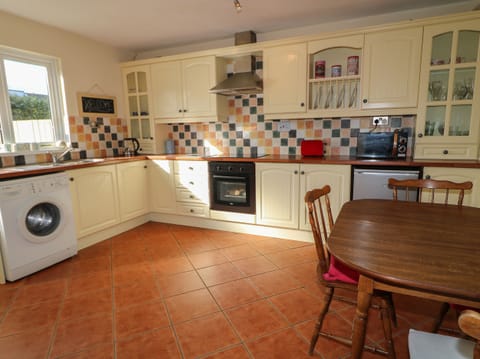 Cottage | Private kitchen | Fridge, electric kettle, toaster, cookware/dishes/utensils