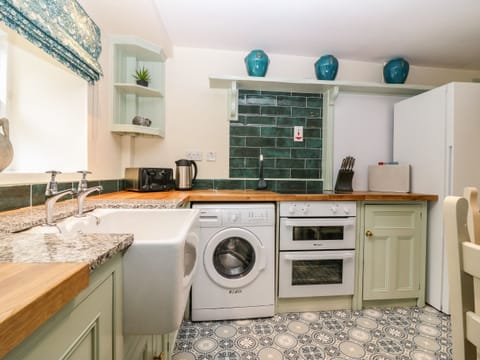 Cottage | Private kitchen | Fridge, dishwasher, electric kettle, toaster